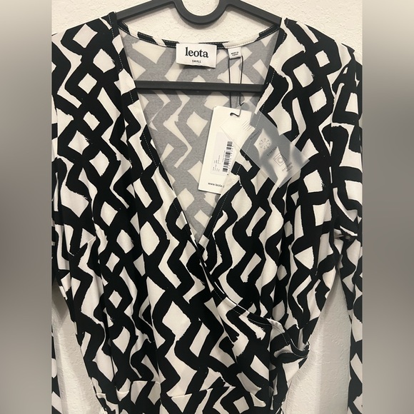 ๐Leota Wrap Dress - Picture 14 of 16